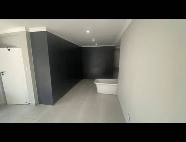 4 BEDROOM HOUSE FOR SALE IN COMPENSATION BEACH